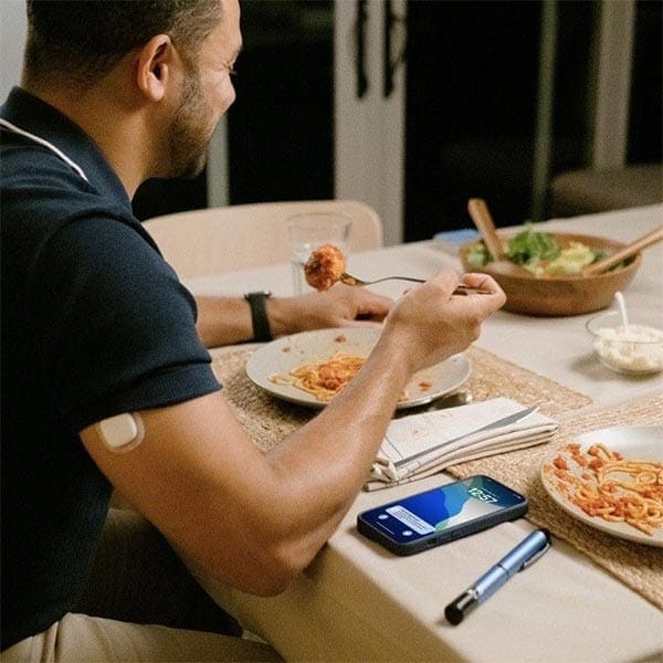 Man eating with smart MDI system